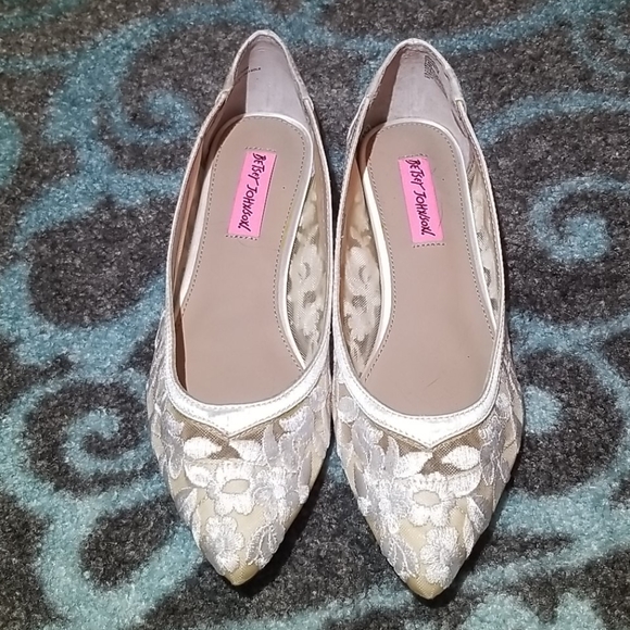 betsey johnson white flats